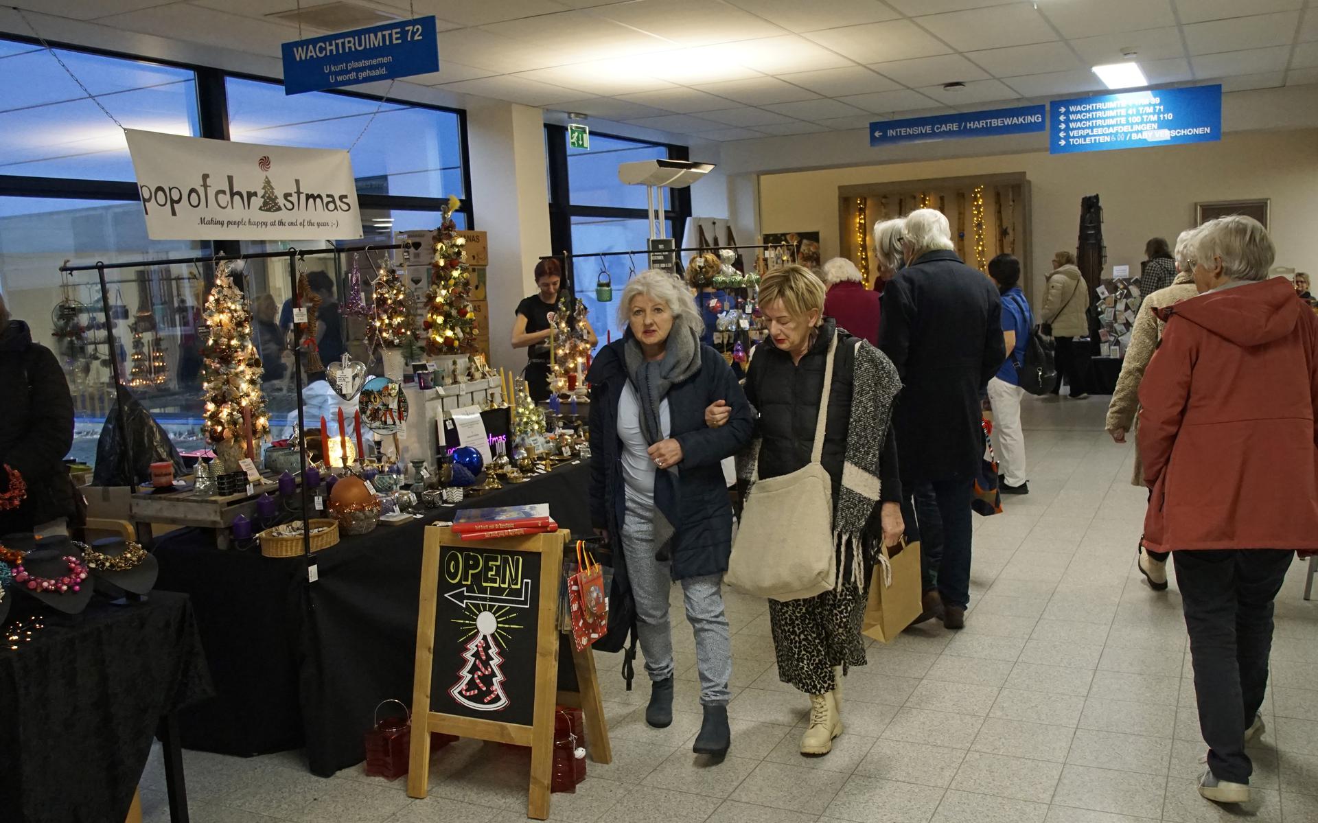 Geslaagde kerstmarkt ‘Vrienden van het WZA’ in Assen, tablets voor